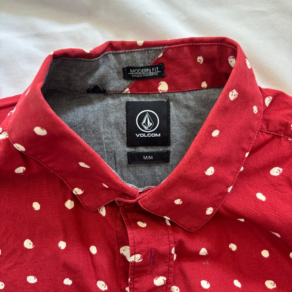 Volcom Men’s Modern Fit Button-Up Shirt Red White Dot‎ Print Size M